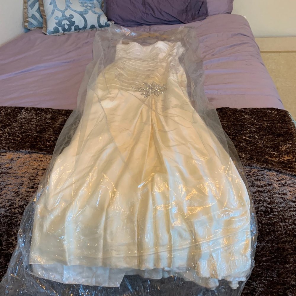 YSA Makino size 6 wedding or ball gown, ivory